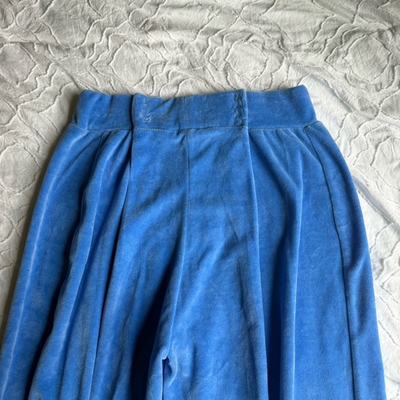 PrettyLittleThing Blue Velour Pants With Slit and Seam Detail - Picture 10 of 11